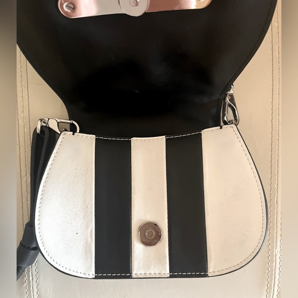 Tod's crossbody leather bag with studs & crystals. Luxury for a fraction 🔥🔥🔥 - Picture 5 of 13